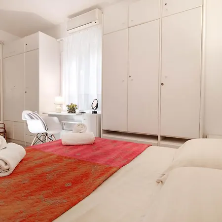 New Era 107 Menigos Appartement